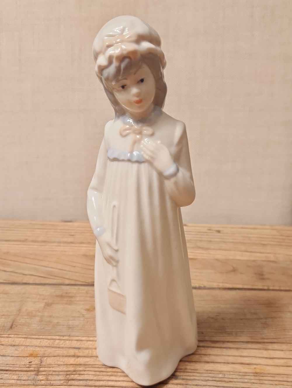 Porcelans Jango Porcelain Girl In Nightgown Holding Fly Swatter Figurine